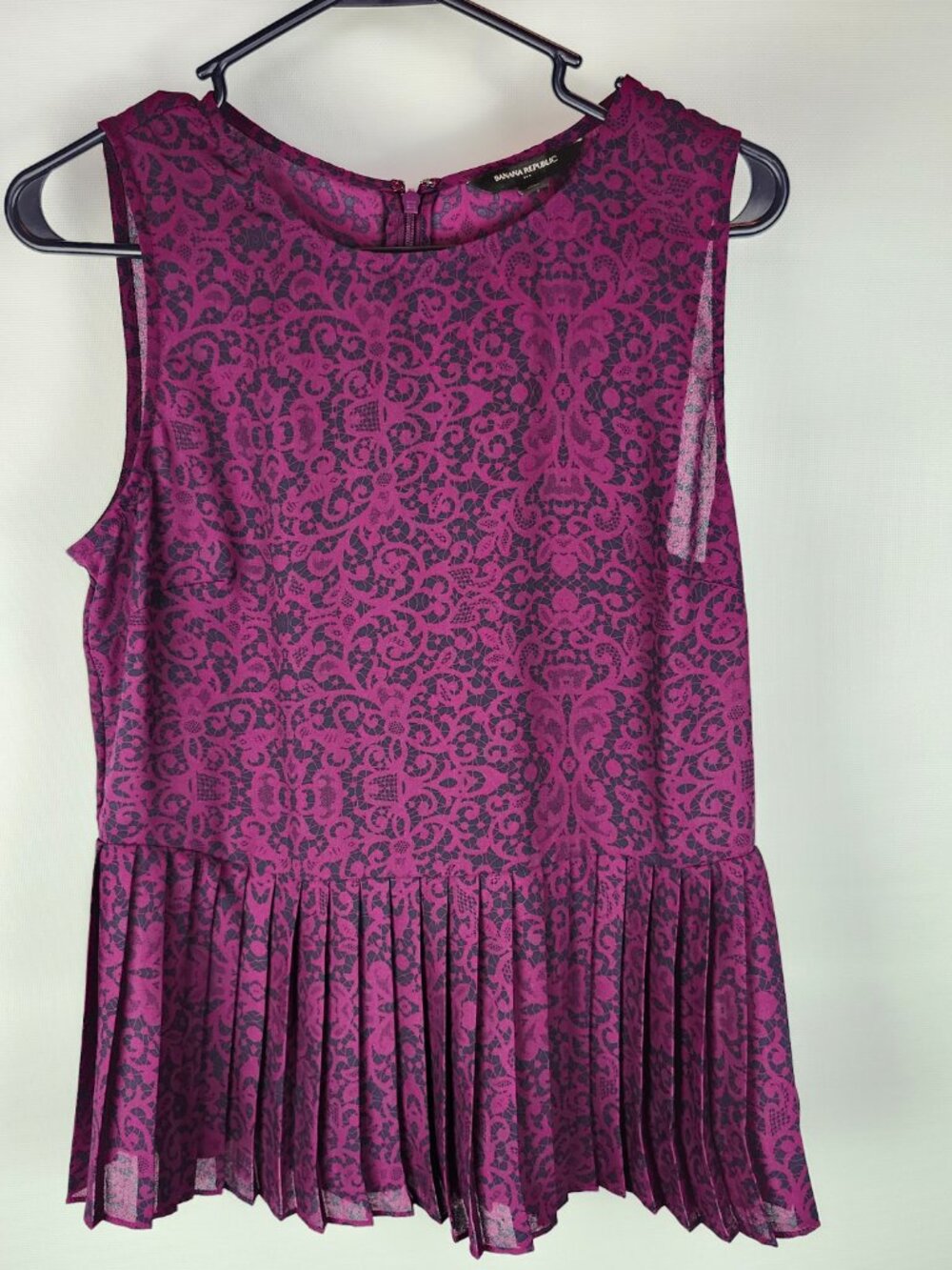 Banana Republic Sleeveless Top with Pleated Bottom Size 8